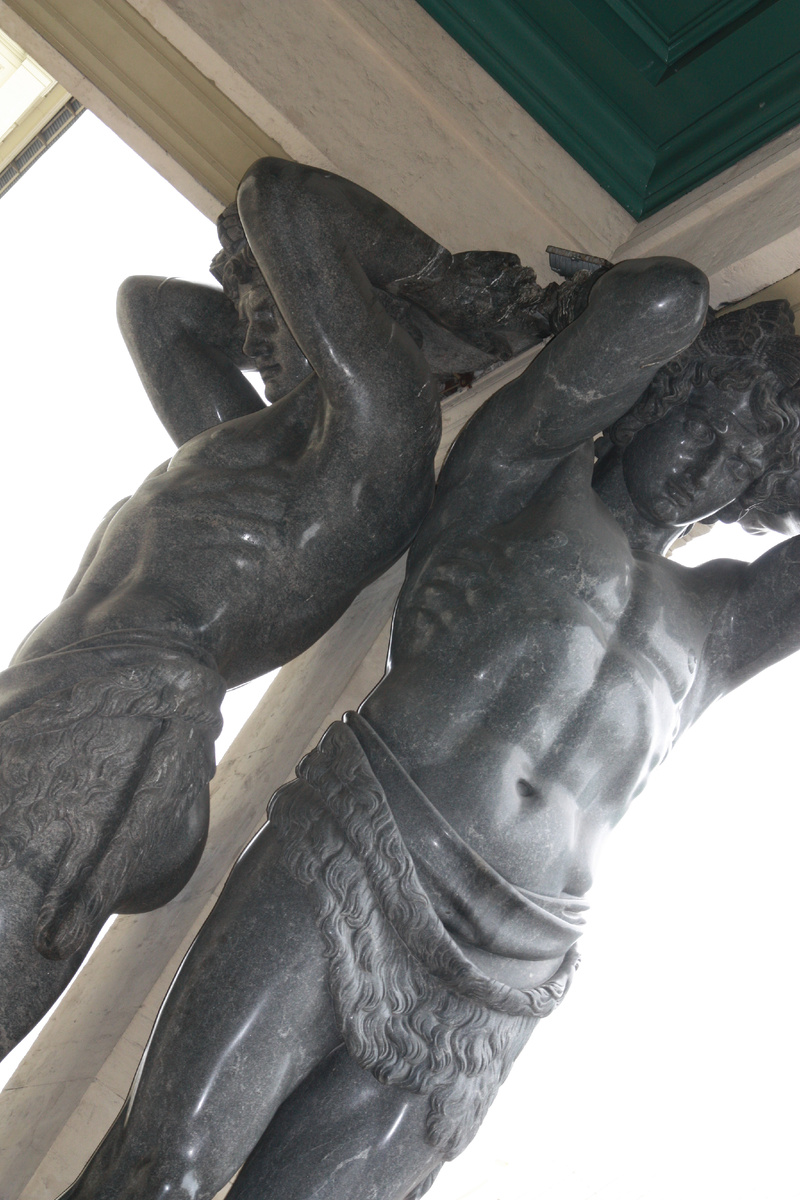 Напряжены их спины...