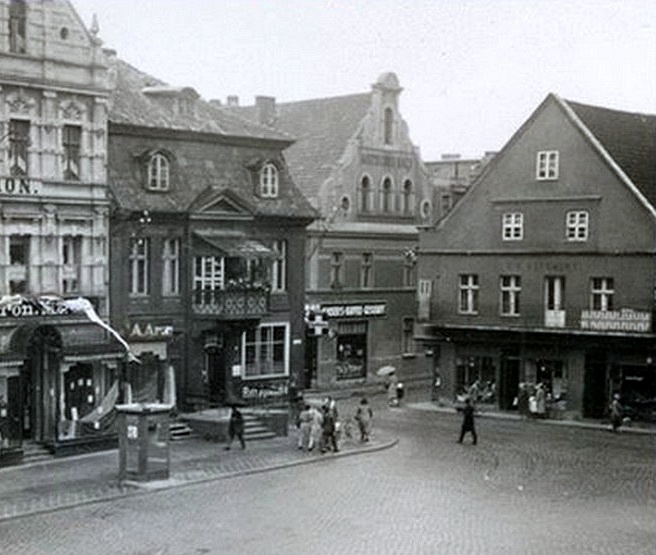 Выглядывающий из-за спин окружавших Альтер Маркт домов (между зданием Красной аптеки и магазина Гутовски) отель "Немецкий дом" пользовался определённой популярностью среди посетителей города.