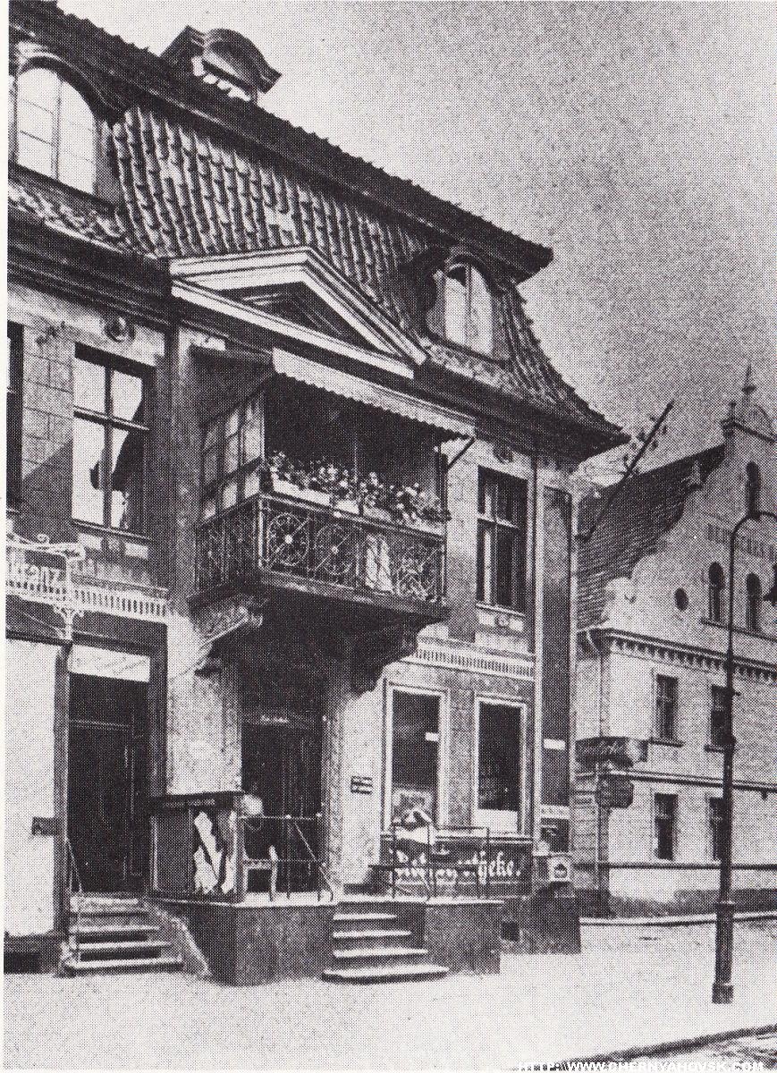 Ещё одно фото отеля в "обнимку" с Красной аптекой.