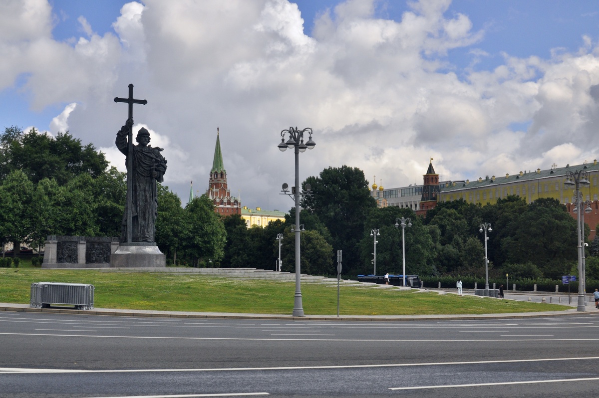 Боровицкая площадь и скульптура Князя Владимира