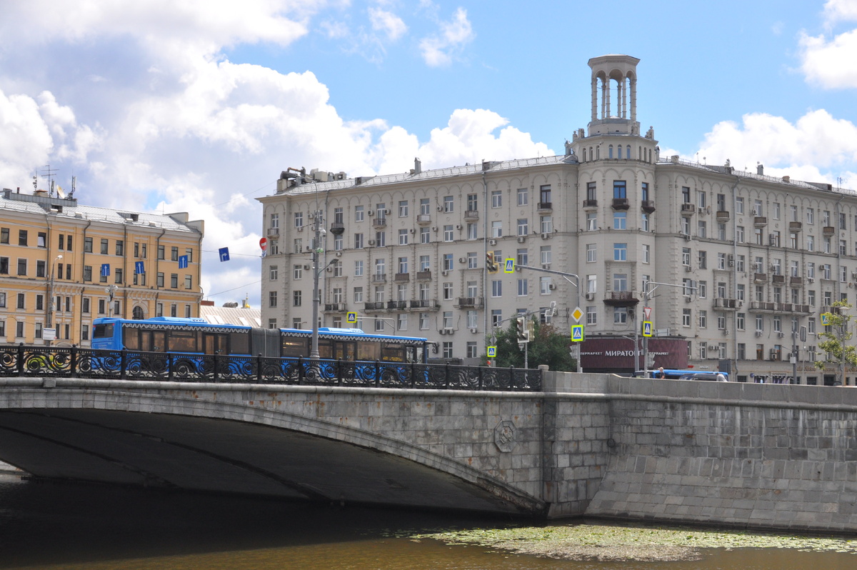 Вид на малый Каменный мост и "Дом с башенкой" в стиле сталинского апмира