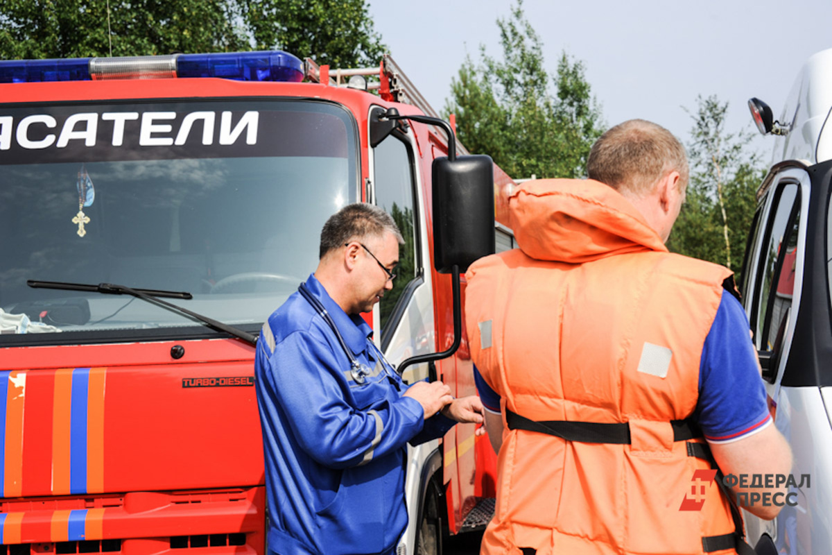 Спасатели проверяют протоку в районе парка Победы.  Фото: ФедералПресс / Полина Зиновьева