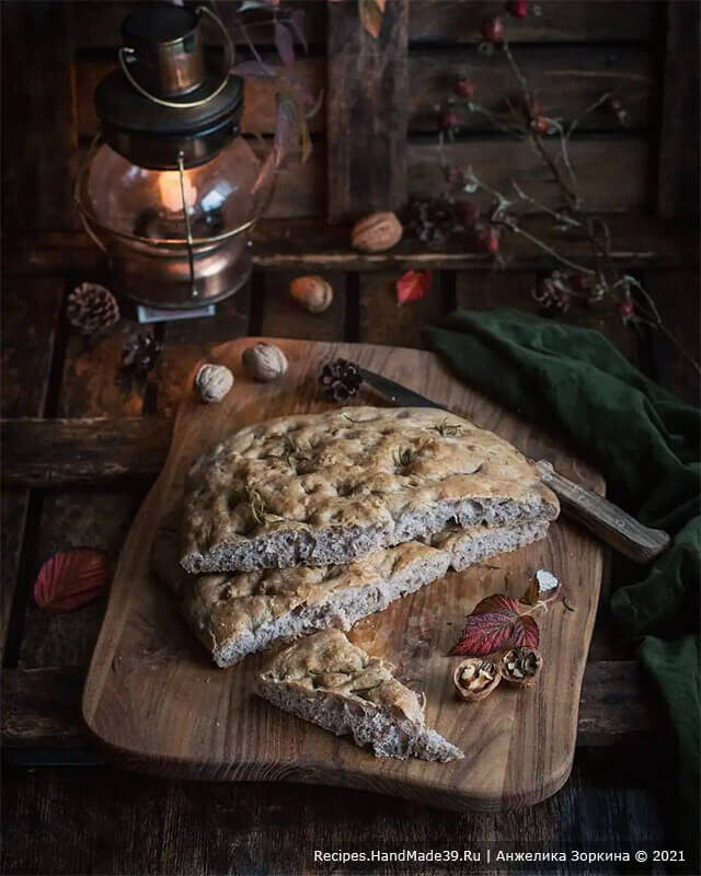 Итальянская лепёшка фокачча с грецкими орехами – это очень домашний, душевный, уютный хлеб. Просто и вкусно!