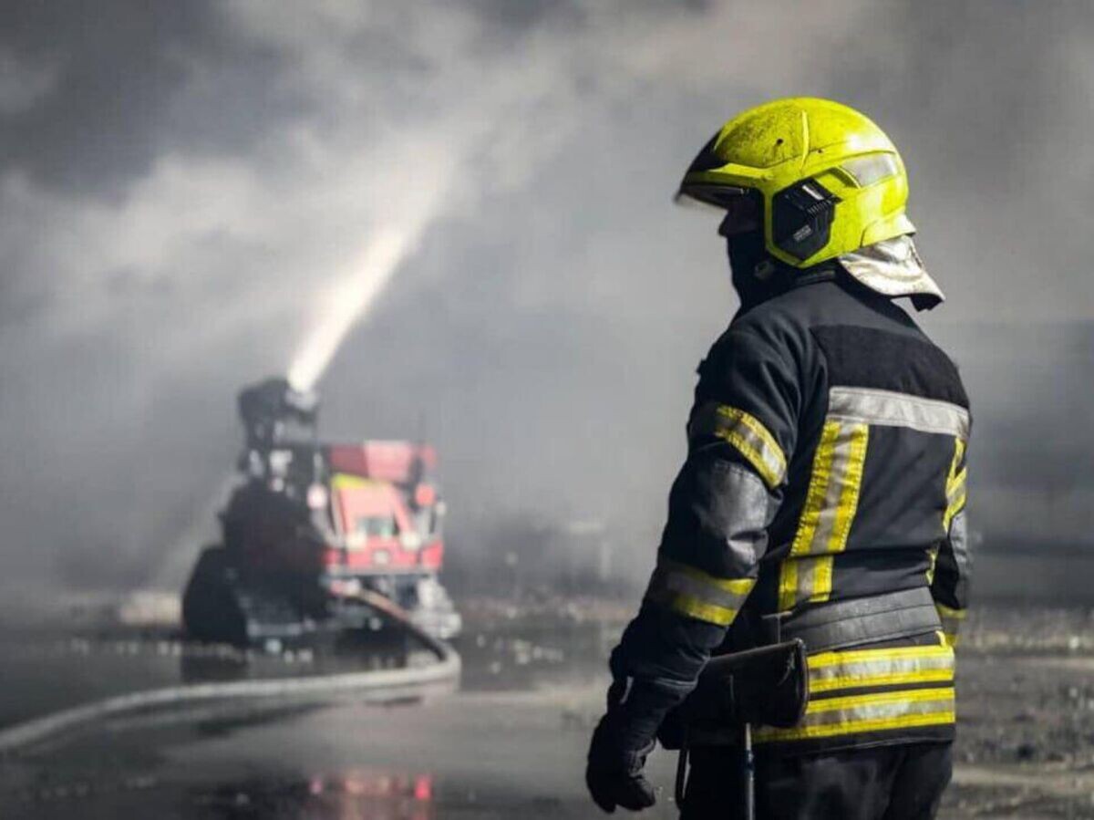    Сотрудник ГСЧС Украины во время тушения пожара в Одессе© Фото : ГСЧС Украины