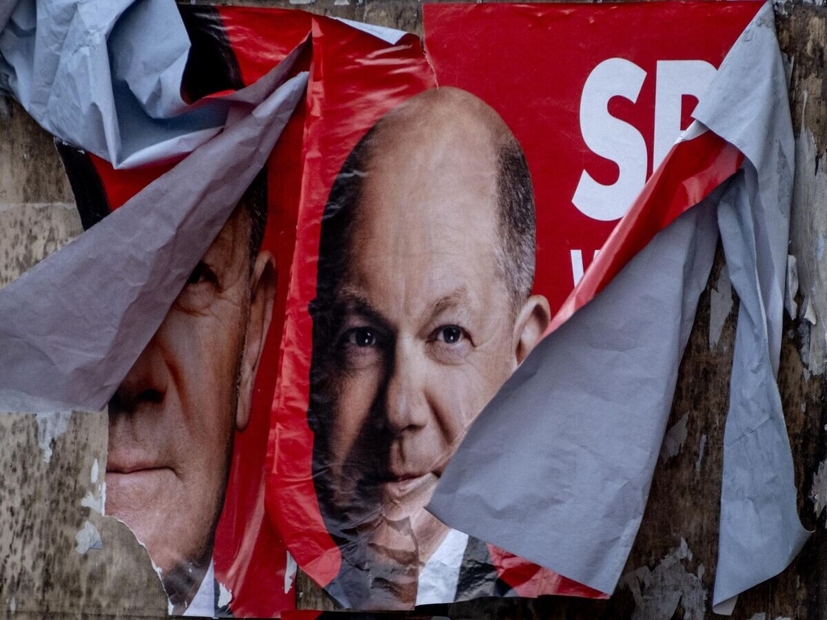 Предвыборный плакат с портретом канцлера Германии Олафа Шольца во Франкфурте© AP Photo / Michael Probst