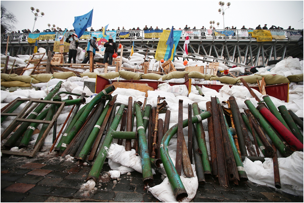 Боевикам, остающимся на майдане, в подворотне раздают черенки от лопат, каски и щиты. Они идут захватывать здания органов власти и устанавливать свои законы.