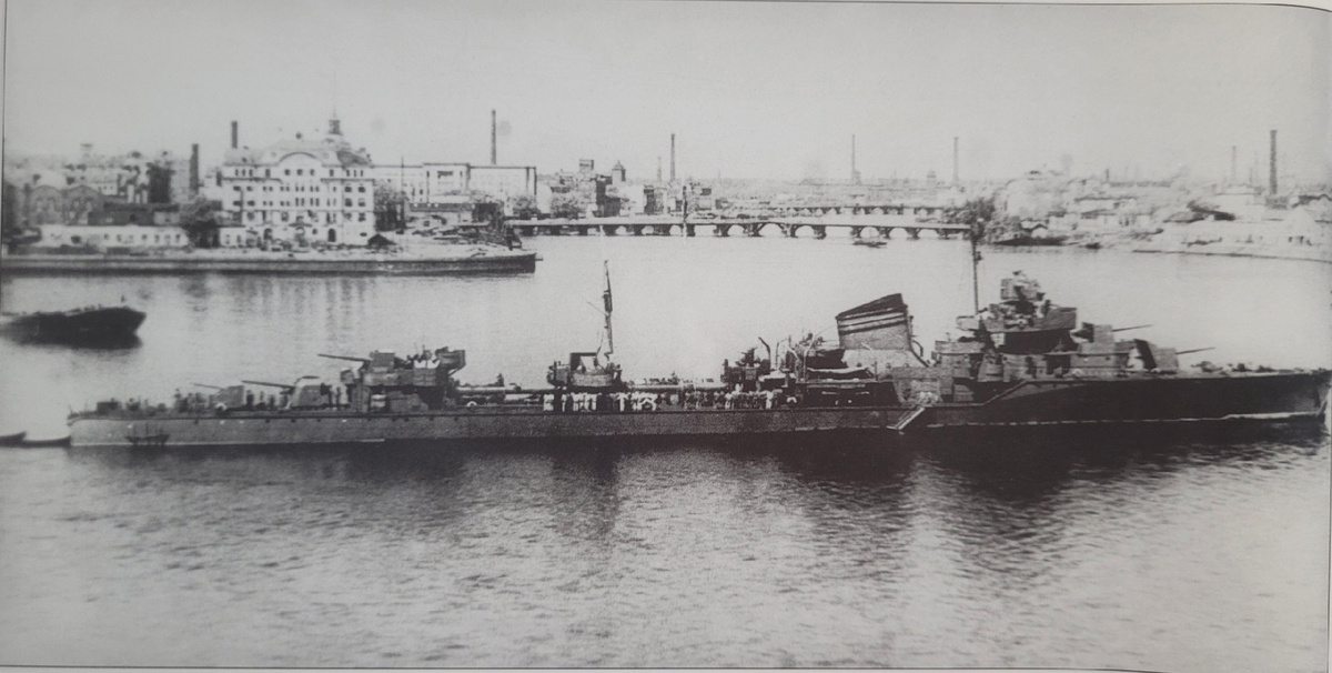 ЭМ «Грозящий» на Неве.