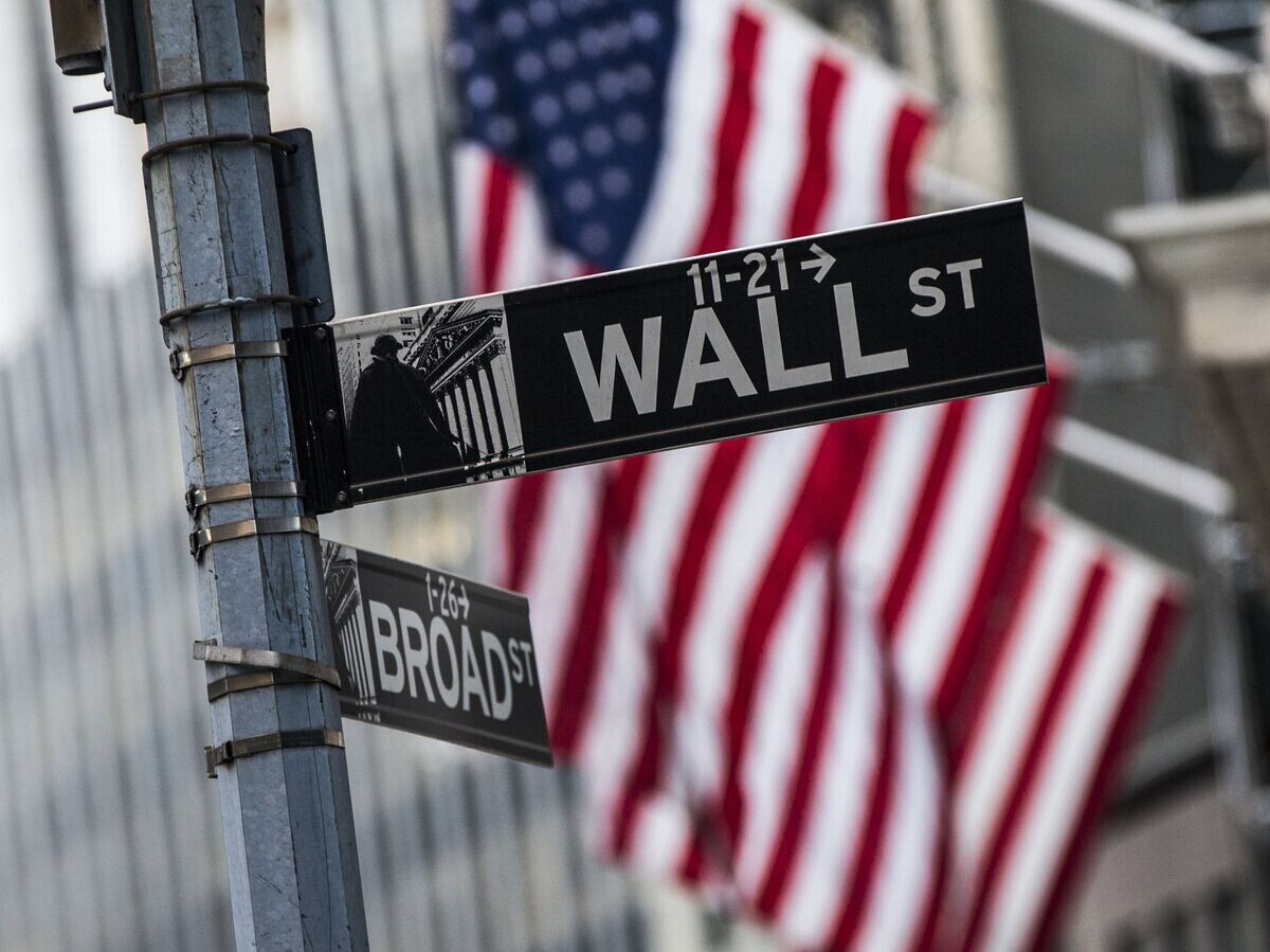    Информационный указатель на Уолл-стрит в Нью-Йорке© РИА Новости / Джина Мун