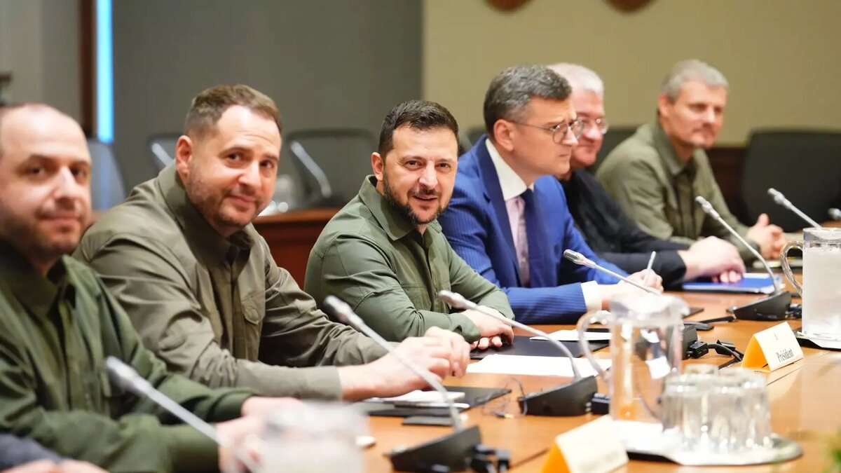 Владимир Зеленский (в центре), министр иностранных дел Украины Дмитрий Кулеба (третий справа) сначала запретили общаться с Путиным, теперь сами себе разрешили. Фото: AP/TASS