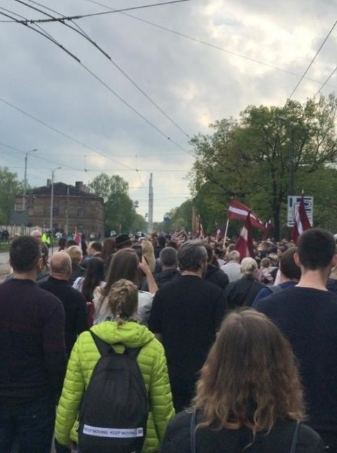 20 мая 2022 года. В Риге прошла многотысячная демонстрация «патриотов», требовующих ликвидацию памятника Освободителям Риги от нацизма, завершившаяся митингом-концертом на площади перед ним, с участием видных латышских музыкантов.