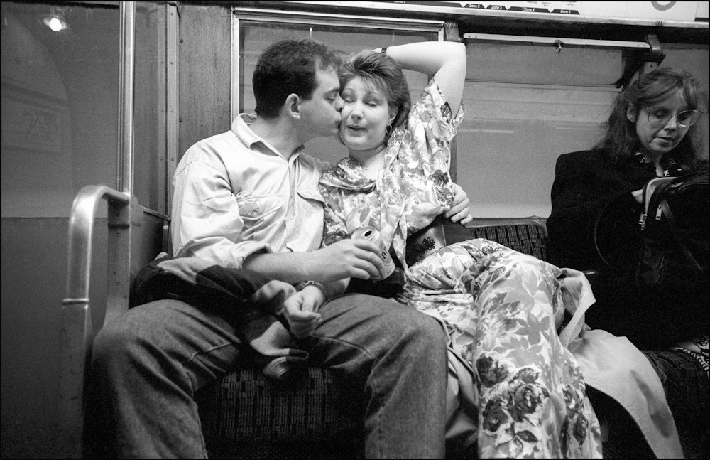 Поцелуй в щеку , приобнял за талию .Очевидно что им наплевать на всех вокруг они в своем мире и мы можем почувствовать их вайб ( атмосферу ) в которой они находятся . 