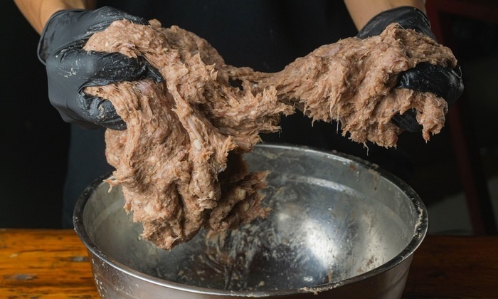    «Мясной клей»: что это и чем опасен?