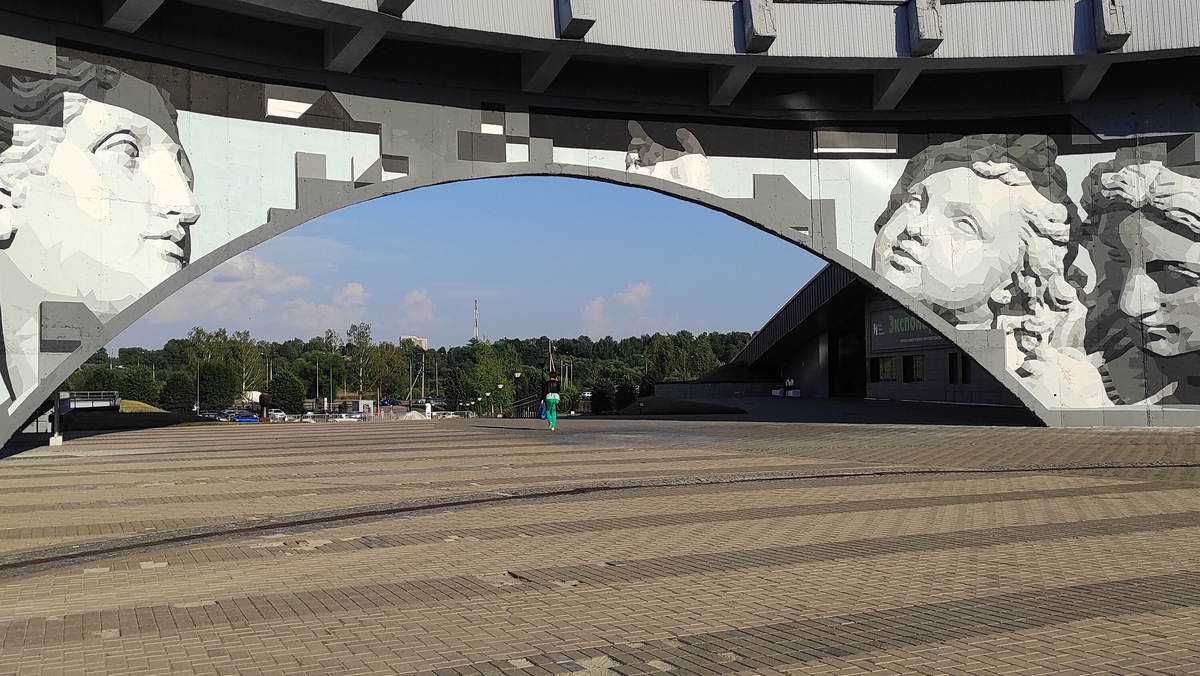 Рядом с главной аркой получаются отличные фотографии. Также можно подняться на обзорную площадку, обойдя здание вокруг. Фото: Александра Семёнова