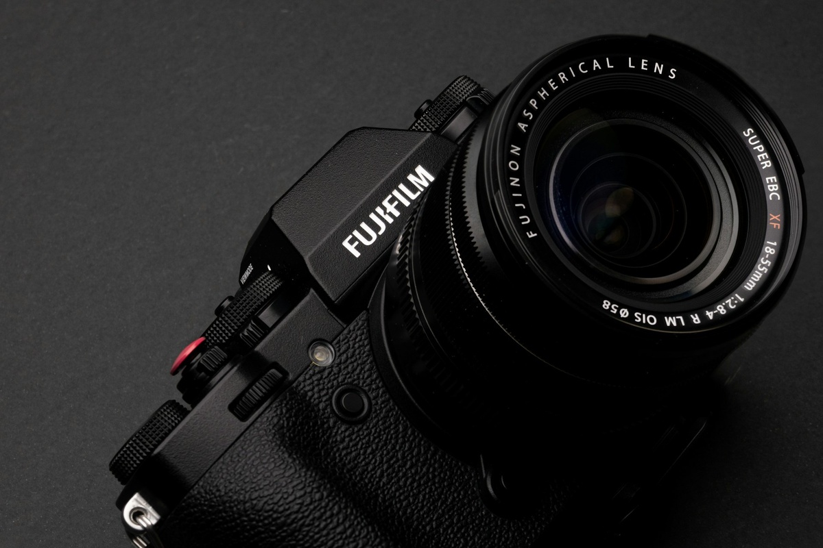    Большая часть старших объективов Fujifilm делается из металла и имеет физическое кольцо диафрагмы / Фото: unsplash.com