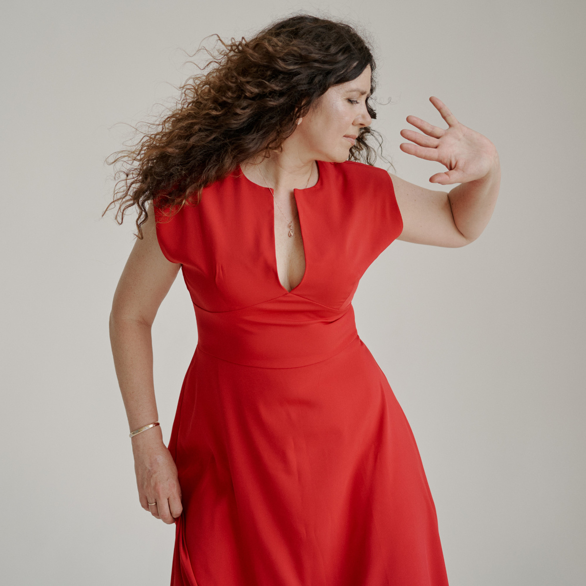 Иногда меня спрашивают, как я пишу песни... Что получается в первую очередь - стихи или музыка? Для меня музыка первична. Сначала рождается музыкальная идея, а потом уже  я придумываю к музыке текст. . Такая вот  история. Обратных ситуаций в моей сонграйтерской практике никогда не случалось. Как открывается этот портал - не могу объяснить. Этим процессом управлять невозможно:)) Но, как правило, ПОРТАЛ открывается либо в ситуации очень высокой занятости и интеллектуальных нагрузок, абсолютно не связанных с творческой компонентой, либо в период высокой эмоциональной турбулентности. Ну вы понимаете, о чем я :)) В общем, сидя на диване перед телевизором, закутавшись в уютный пледик и вытянув ноги, блаженно попивая чай, кофе или чего-то там еще, песни не пишутся. Сегодня я делюсь с вами песней, которую я придумала, будучи студенткой 4 курса Кузбасского политехнического института. Тогда в стране уже бурлили перестроечные процессы, поэтому хотелось быть креативным, альтернативным и не тривиальным. Возможно у каждого из вас однажды возникало желание выразить протест по поводу чего либо, или просто так -  потому что хочется. Вот как раз такая ситуация была и у меня, когда создавалась эта песня! Послушать можно в моем сообществе  в ВК VerAeternum, а также на моем Официальном YouTube канале 