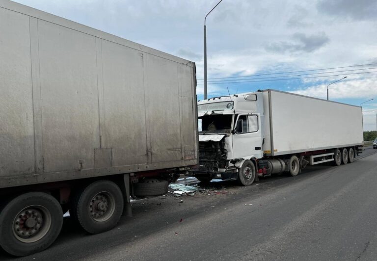    Под Оренбургом столкнулись два большегруза, пострадал один из водителей Кристина Просвиркина