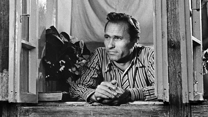     Василий Шукшин (на фото: кадр из фильма «Печки-лавочки»). «Человек он был кристальной честности. И правдивости. В его рассказах, фильмах, ролях ни признака вранья, желания схитрить, надуть, обмануть. Всё правда», — вспоминал о Шукшине писатель Виктор Некрасов РИА Новости