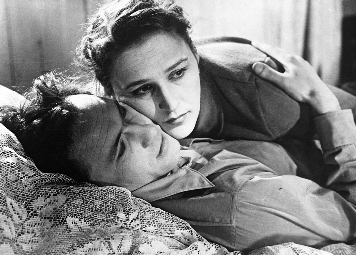    Василий Шукшин родился 25 июля 1929 года в селе Сростки Алтайского края в семье крестьян. Его отца арестовали в 1933 году, и с тех пор Шукшин его не видел (на фото: кадр из фильма Юрия Егорова «Простая история») / РИА Новости