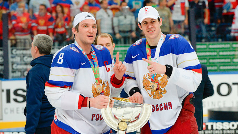    Александр Овечкин и Евгений Малкин с кубком ЧМ-2014. photo.khl.ru