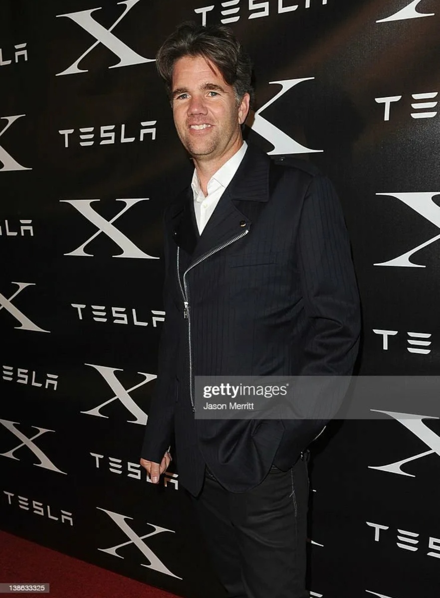 Франц фон Хольцхаузен — американский автомобильный дизайнер, главный дизайнер производителя электрокаров Tesla