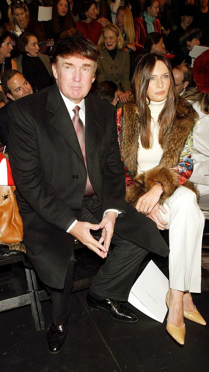 Scott Gries / Getty Images📷Дональд Трамп и Мелания Кнавс на показе Oscar De La Renta в рамках Недели моды в Нью-Йорке, 10 февраля 2003 года