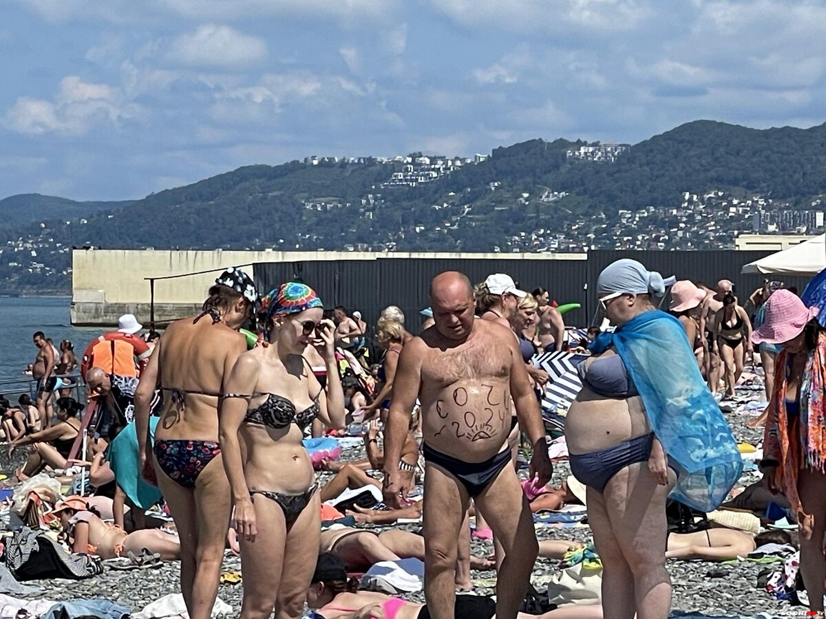 Почему называют бздыхи. Бздых. Фотоаппарат на памятник. Почему называют бздыхи. Как называют жителей сочи.