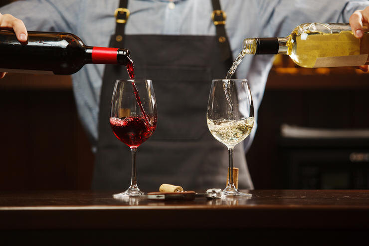 https://ru.inshaker.com/trends/znaniya/istoriya-populyarnyh-primet-svyazannyh-s-alkogolem