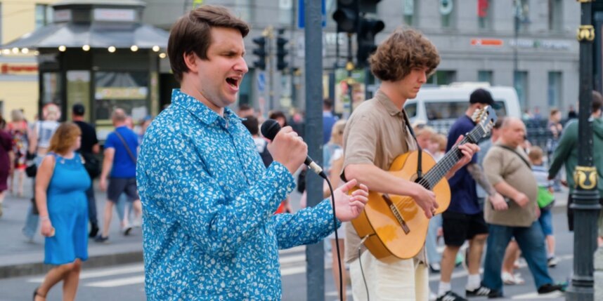    Тенор Олег Крикун и гитарист Никита Рогозин на Владимирской площади Алёна Бобрович