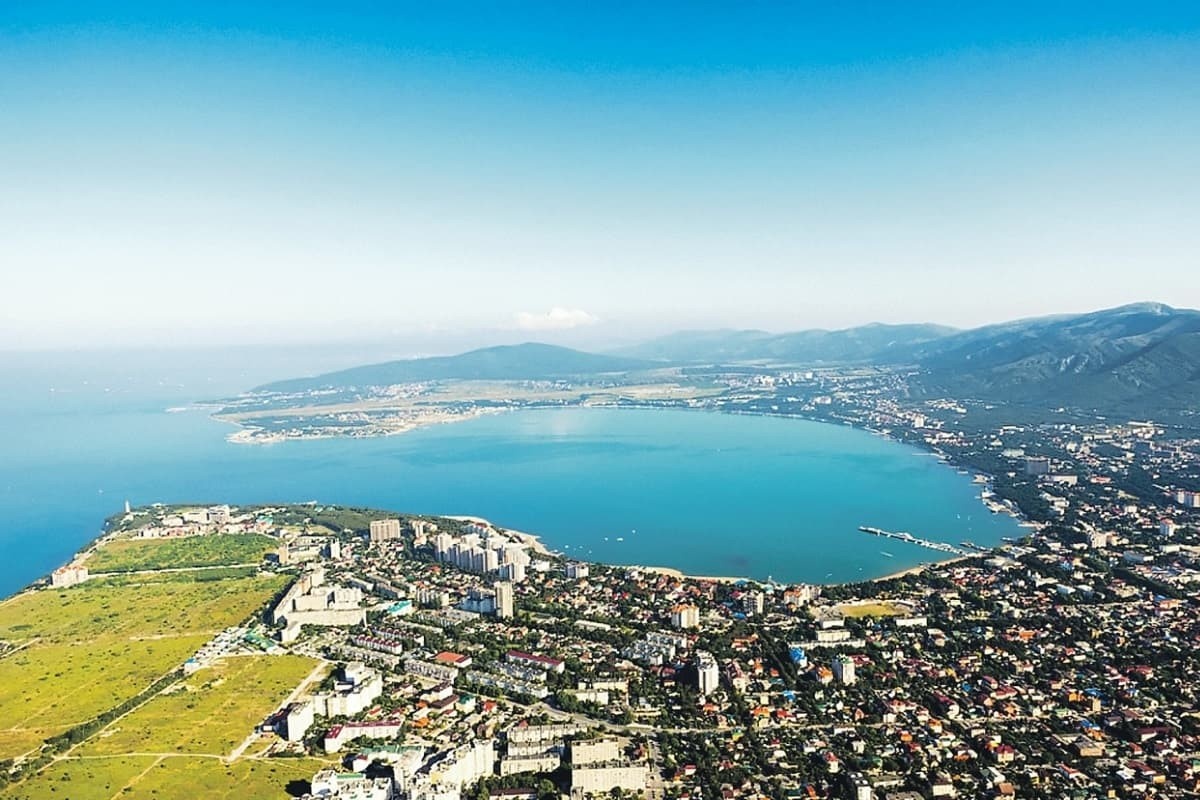 Вид сверху на город Геленджик. 