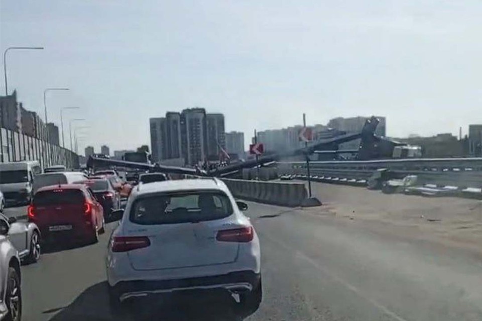    Из-за ЧП на дороге появились заторы. Фото: Александр Богданов/ВК