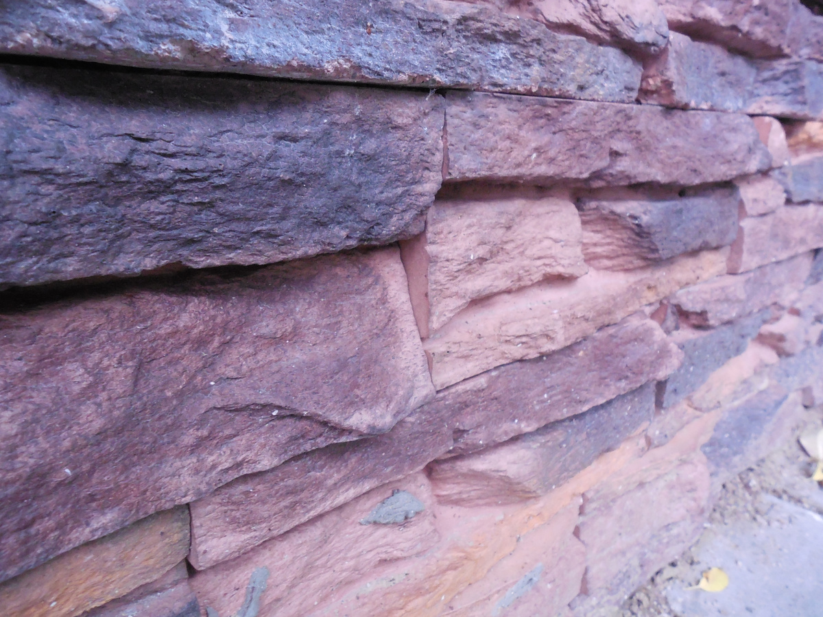 Подпорная стенка облицована искусственным камнем, имитирующим природный материал