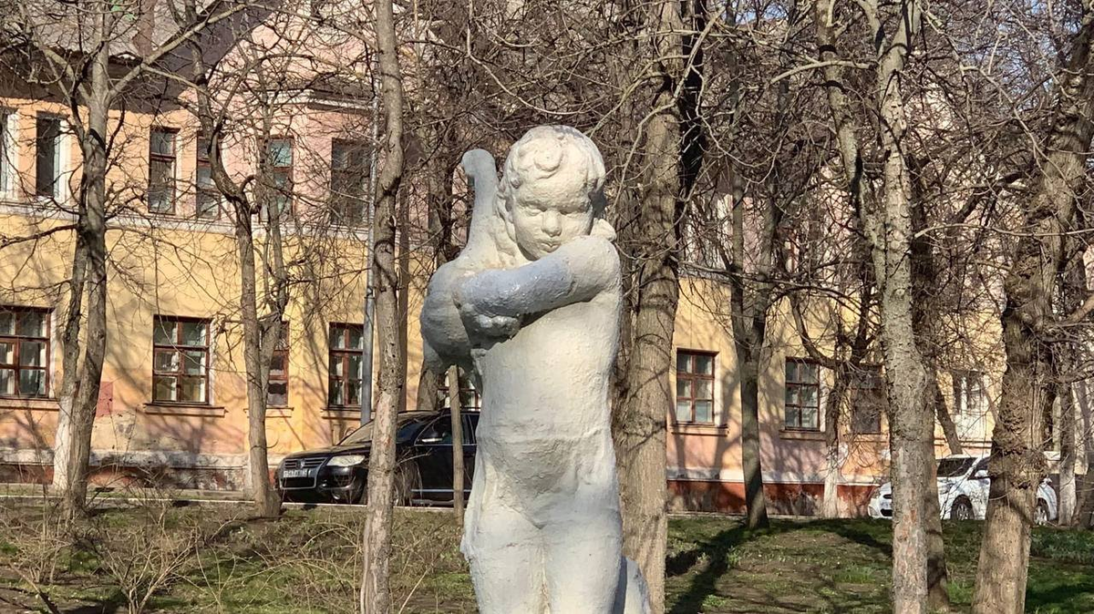 Ничего святого: вандалы разрисовали «Девочку с гусем» в Белгороде