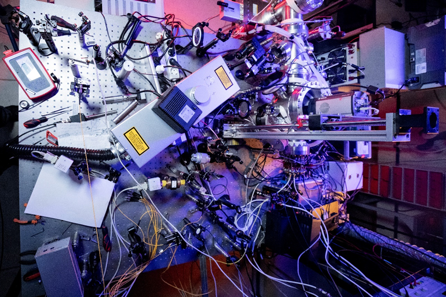 Фотография оптического стола с установленными ториевыми часами, НИЯУ МИФИ