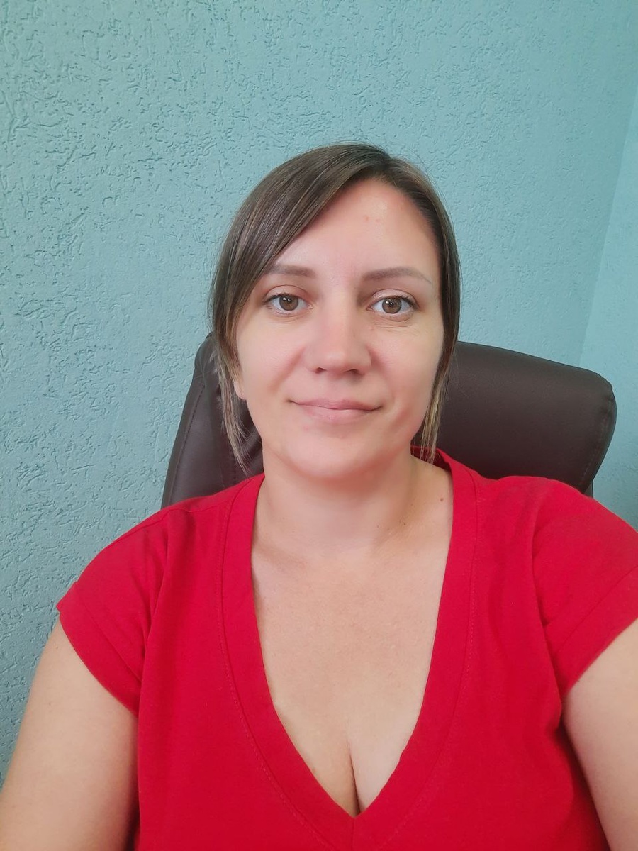 Я на работе, в обеденный перерыв сделала фото. В тот день была в кофте, эта футболка была под кофтой. В обед никого не было - сняла кофту и сделала фото.