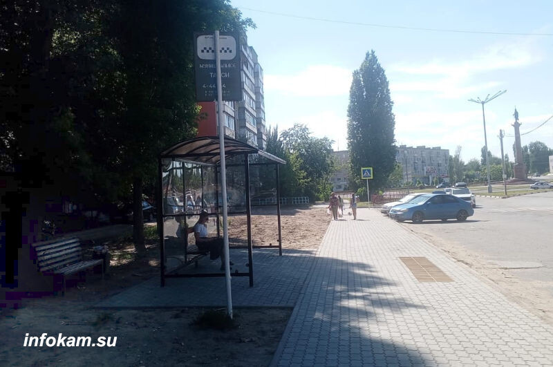    ПЕшеходная зона на улице Федоркова с остановочным павильоном