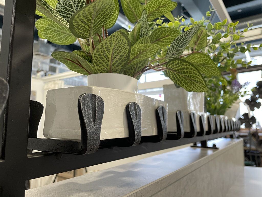 Рис. 2. Интерьерная инсталляция в Русской Академии Ремесел. ВКР курса «Кузнец ручной ковки» и курса «Художественная керамика»