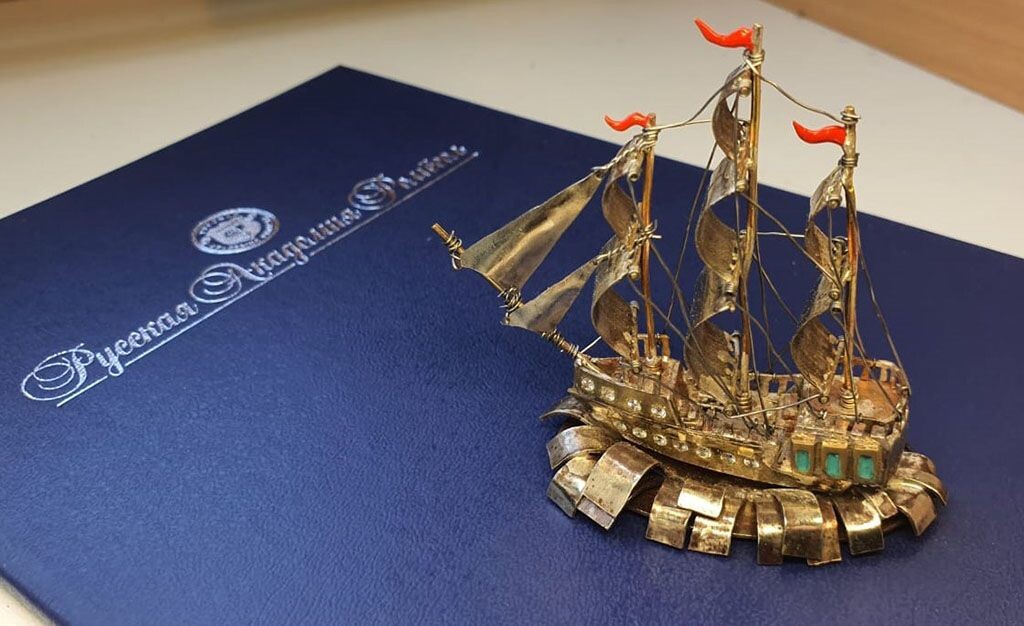 Рис. 1. Выпускная квалификационная работа «Корабль Академии». Латунь с самоцветами