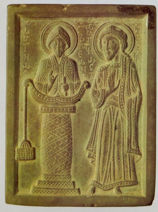 Двусторонняя икона с изображением святых Симеона Столпника и Ставрокия на одной стороне и святого Георгия на ко- не с другой. Темно-серый шифер, резьба. Размер 4.3х5,8 см. Изображения разновременны: Симеон и Ставрокий относятся к пер вой половине ХІІІ в., Георгий к рубежу ХІІІ-ХІV вв.