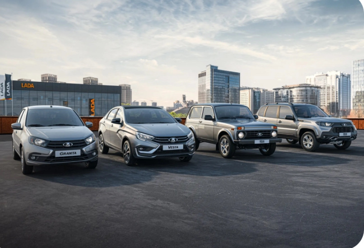 В постоянно меняющемся мире автомобильной индустрии каждый год приносит новые технологии и тренды. Долгожданным событием для многих любителей автомобилей станет выпуск новых моделей от АвтоВаз. Рассказываем подробно, какие новинки ждут нас в ближайшее время.

Lada Granta

Обновленная Lada Granta будет выпускаться с использованием платформы CMF-B. Внешний вид новой модели не претерпит радикальных изменений по сравнению с предыдущей, все улучшения коснутся исключительно технической составляющей и обновленного салона.

 
 
 
Обещания производителя включают в себя ряд значимых опций уже в стандартной комплектации, таких как: регулируемый руль с электроусилителем, электростеклоподъемники дверей, галогеновая оптика, электрозеркала и бортовой компьютер. Новая Lada Granta ожидается на рынке в 2024 году.

Lada e-Largus

Электрический универсал Lada e-Largus от компании АвтоВаз — инновационный шаг в мире российской автомобильной индустрии. В 2024 году на заводе в Ижевске начнут выпускать первые электромобили Lada E-Largus.

 
 
 
Дизайн электрокара будет практически идентичен его бензиновым аналогам, в нем сохраняются классические черты и узнаваемый облик Lada. Двигатель мощностью 136 л.с. и система тяговых аккумуляторных батарей емкостью от 46 до 61 кв-ч обеспечит запас хода до 400 км. Новый электрический универсал от Lada станет прекрасным решением для тех, кто ценит комфорт, экологичность и передовые технологии в автомобильной индустрии.

Lada Vesta NG

Lada Vesta NG, представляющий собой хэтчбек, привлечет к себе пристальное внимание всех любителей этого типа кузова.

Платформа автомобиля станет отправной точкой для множества инноваций и экспериментов, которые позволят АвтоВаз уверенно двигаться вперед, избегая проблем с поставками комплектующих, как это было с моделью XRay на базе B0 от Renault.

 
 
 
Новый автомобиль сохранит классический дизайн кузова и интерьера, не предполагая радикальных изменений. Однако, автомобиль будет соответствовать современным требованиям рынка и ожиданиям потребителей. Ждем обновленную модель на рынке в ближайшем будущем.

Lada Vesta FL

Lada Vesta FL — обновленная модель АвтоВаз, которая получит не только новый стильный дизайн, но и улучшенные технические характеристики. Автомобиль будет оснащен более мощным двигателем, обещающим еще большую динамичность и производительность на дорогах.

 
 
 
Кроме того, важным улучшением станет внедрение современной системы безопасности, что сделает поездки на Lada Vesta FL еще более комфортными и безопасными для водителя и пассажиров.

Lada Iskra

АвтоВАЗ представляет новый амбициозный проект -— совершенно новую бюджетную модель Lada Iskra. Эта линейка автомобилей будет построена на современной платформе Renault-Nissan CMF-B-LS и включит в себя различные кузовные варианты: седан, универсал и кросс-версию. Важным элементом Лады Искра станут двигатели объемом 1,6 или 1,8 литра отечественного производства, автомобиль будет оснащаться МКПП или вариатором.

 
 
 
Новая модель займет промежуточное место между популярными Lada Granta и Lada Vesta. Производство Лада Искра предположительно стартует в конце 2024 года, а уже в 2025 году автомобили появятся в продаже.

Lada Aura

Новая модель Lada Aura уже вызывает интерес у поклонников автомобильной индустрии. Удлиненная версия, основанная на платформе Vesta, обещает стать настоящим открытием для ценителей комфорта и стиля.

Согласно предварительным данным, в новом автомобиле будет установлен 1.8-литровый двигатель мощностью 122 л.с., который будет работать в паре с вариатором, предоставленным китайским производителем.

 
 
Однако настоящим шедевром обещает стать люксовый интерьер задней части салона, которая будет увеличена по сравнению с Vesta. Такой шаг со стороны Lada говорит о стремлении бренда к удовлетворению запросов более требовательных клиентов.

Lada Niva Travel FL

Новый внедорожник от АвтоВаза — Lada Niva Travel FL, пришедший на смену популярной Нивы Шевроле, снятой с производства. Благодаря полному приводу Lada Niva Travel FL станет незаменимым партнером для путешествий по различным местностям, где дорожные и погодные условия могут меняться на ходу. Также внедорожник оснащен улучшенной зависимой передней подвеской, что делает его надежным в эксплуатации.

 
 
Новая модель сочетает в себе практичность и надежность, что делает ее идеальным выбором для любителей активного отдыха и автомобильных приключений.

Представленные в 2024 году автомобили от АвтоВаз обещают быть не только стильными и современными, но и более экологически чистыми и эффективными. Российский автопром готовится удивить мир своими инновациями и подходом к созданию автомобилей будущего. Ждем скорейшего знакомства с новинками.