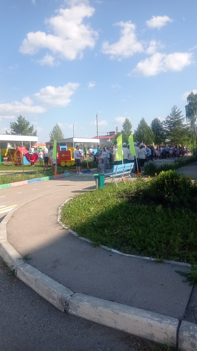 Праздник на день семьи в садике. Очень много народа пришло. Я отвыкла от толпы, и честно говоря не люблю быть в толпе. Мы гуляли на другой стороне. 