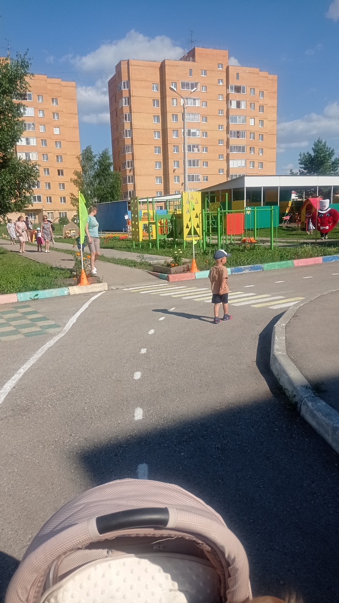 Были конкурсы и выступления детей. 