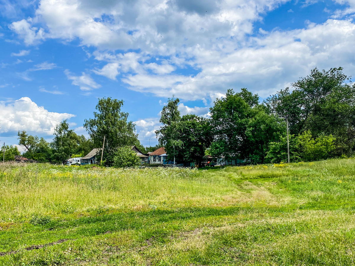 На фото изображена совсем другая деревня для иллюстрации  