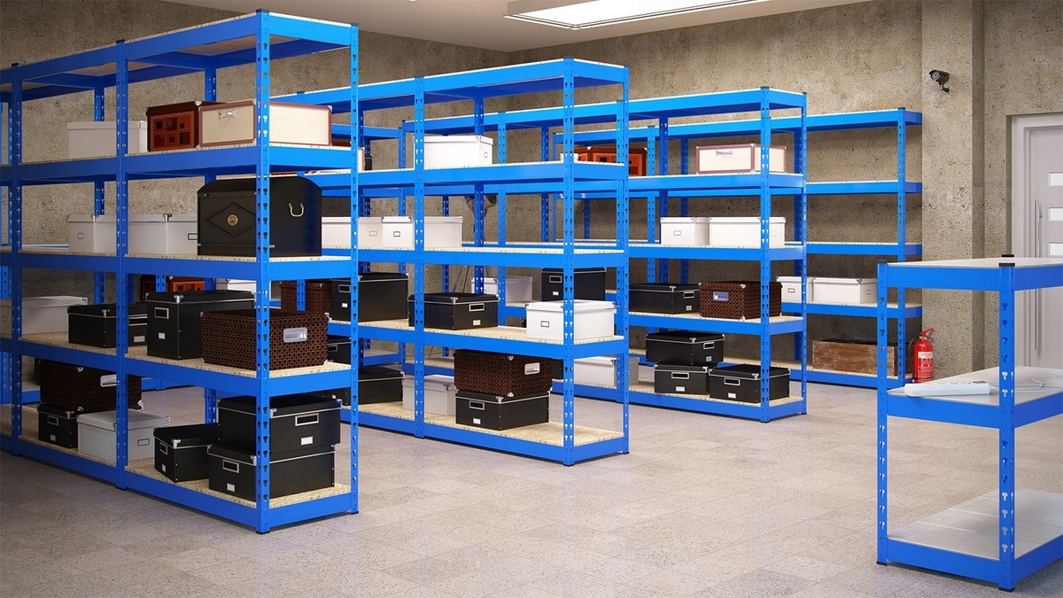 Классическая расстановка открытых стеллажей в небольших подсобках, мастерских, складских помещениях. Одинаковые открытые стеллажи параллельными рядами. С одной стороны универсально и достаточно удобно, с другой - теряется много полезной площади, потому что подобрать под такие стеллажи коробки с кучей отделений под высоту и ширину полок вряд ли получится. А если делать на заказ, то ценник такого хранилища (еще даже без содержимого) устремится в космос!