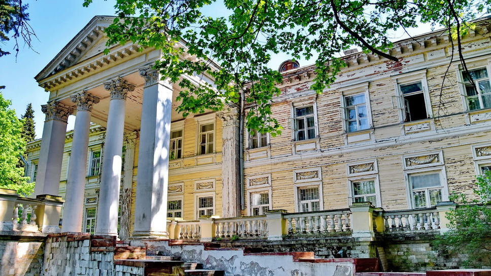 Парадный фасад усадьбы