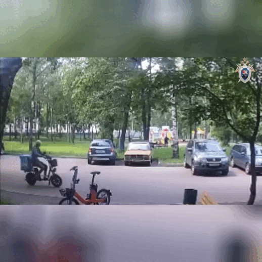 Камера напротив сквера записала происходящее. 