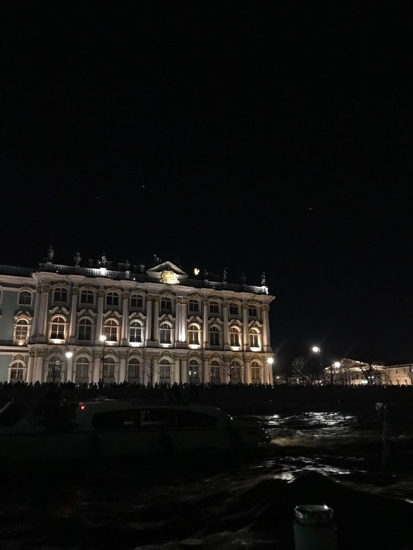 Если присмотреться, то видно, сколько же людей стоит. И так вдоль всей набережной)