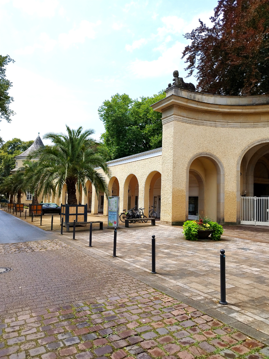 Когда стоишь у главного входа в парк, не совсем верится, что это Германия.