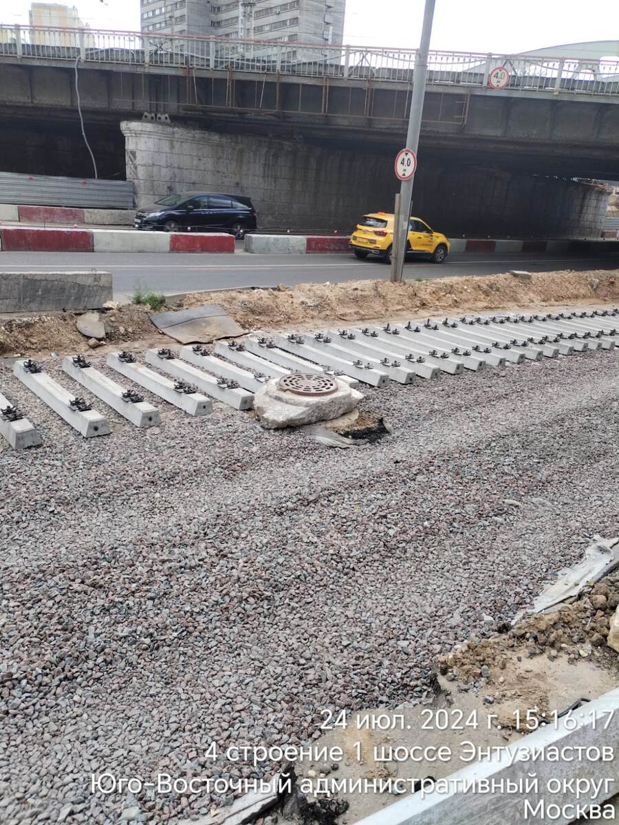 эти колодца стали на пути после того что полотно трамвая сильно занизили...