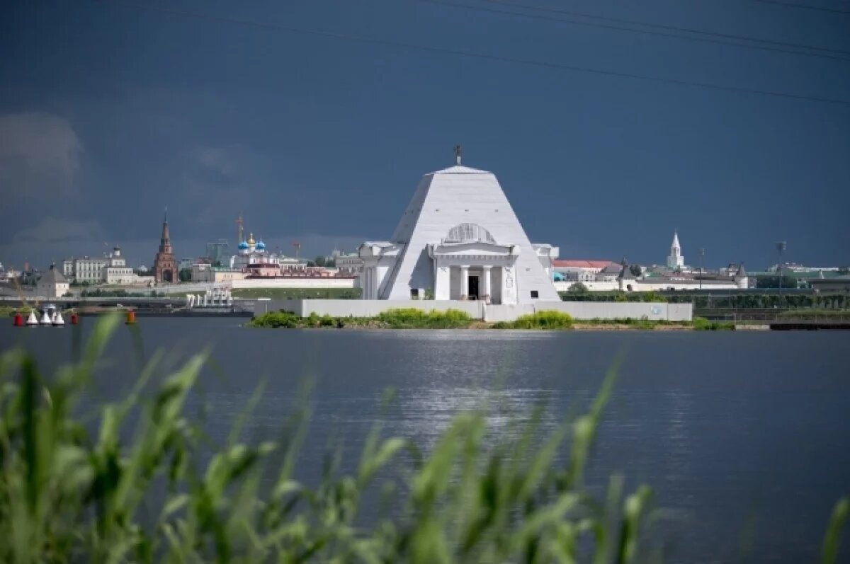    Храм посреди воды.