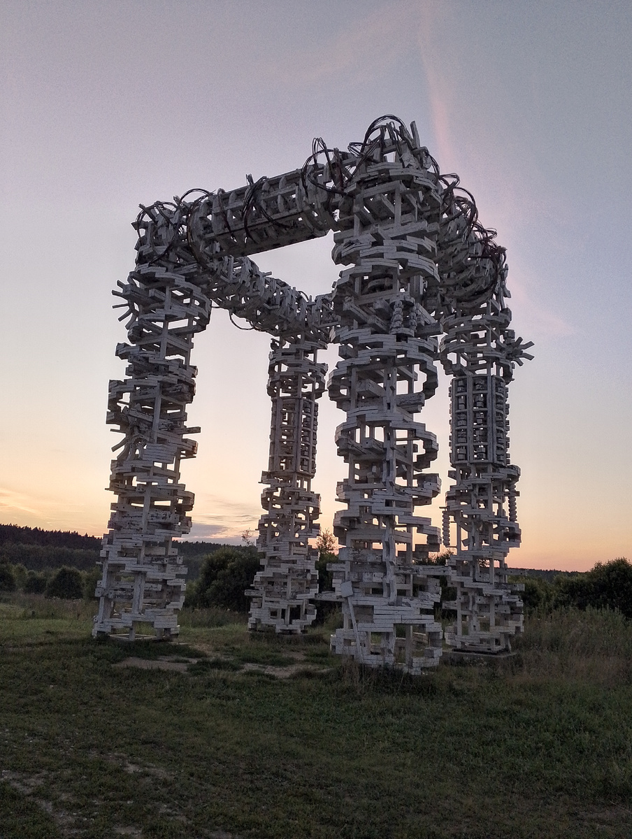 Белые ворота. Лазить на них НЕЛЬЗЯ!